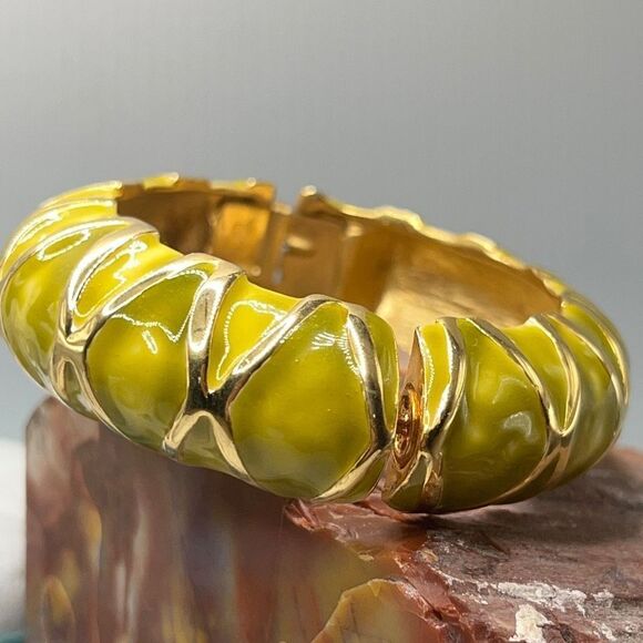 Kenneth Jay Lane Hingled Bangle Bracelet Gold Yellow Green - Picture 1 of 13